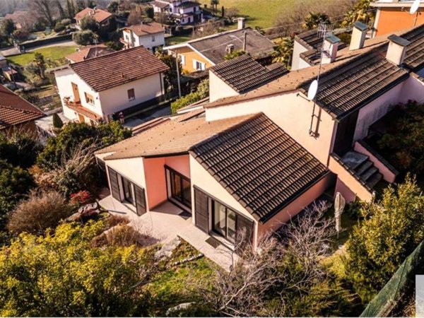 casa indipendente in vendita a Besozzo in zona Cardana