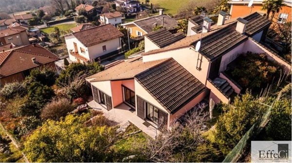 casa indipendente in vendita a Besozzo in zona Cardana