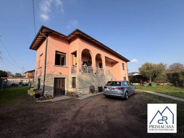 casa indipendente in vendita a Besozzo in zona Olginasio