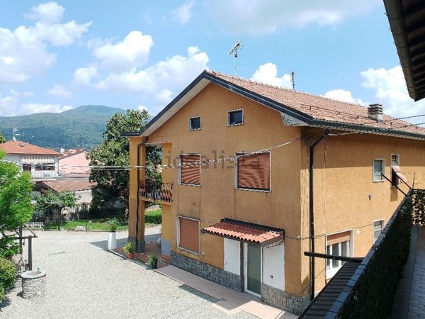 casa indipendente in vendita a Besozzo