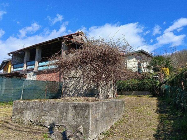casa indipendente in vendita a Besozzo