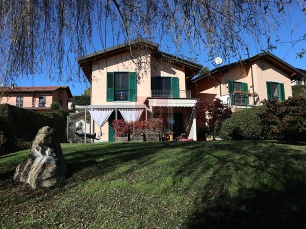 casa indipendente in vendita a Besozzo in zona Cardana