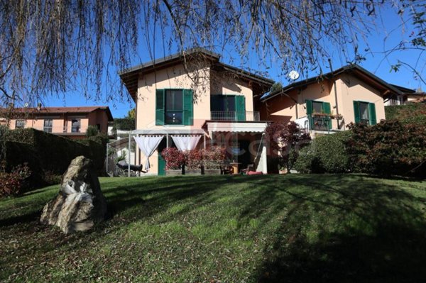 casa indipendente in vendita a Besozzo in zona Cardana