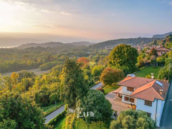 casa indipendente in vendita a Besozzo in zona Cardana