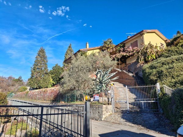 casa indipendente in vendita a Besozzo in zona Cardana
