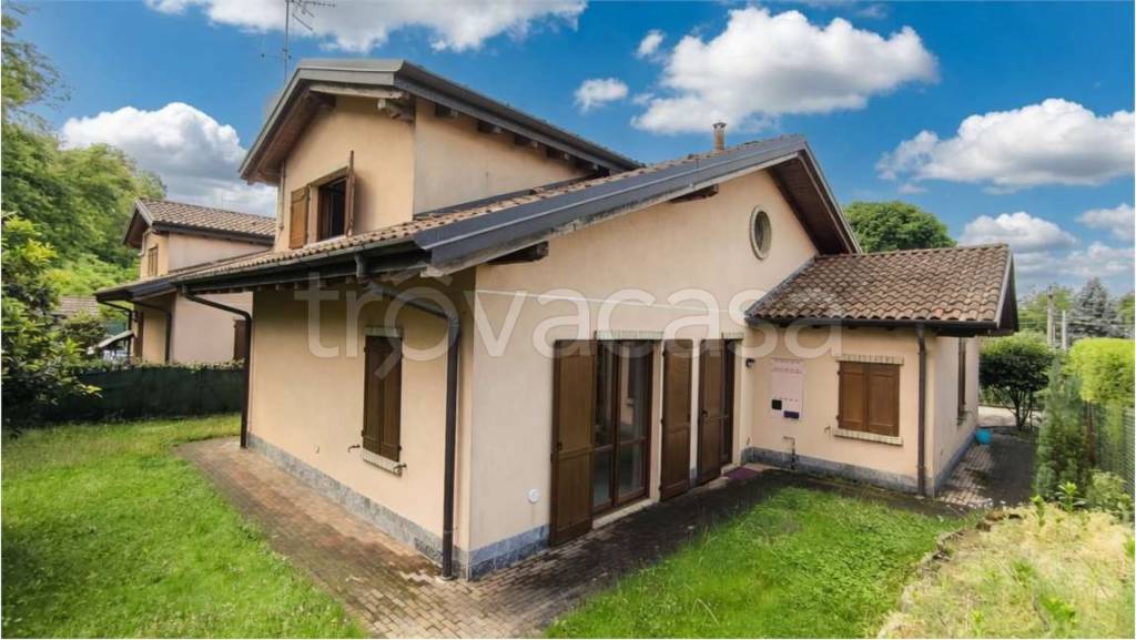 casa indipendente in vendita a Besozzo in zona Cardana
