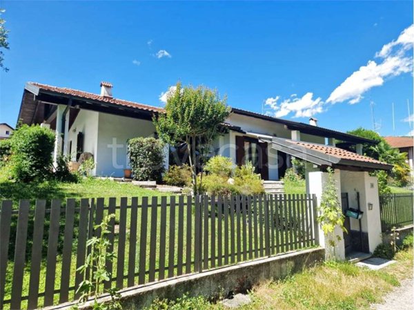 casa indipendente in vendita a Besozzo in zona Olginasio