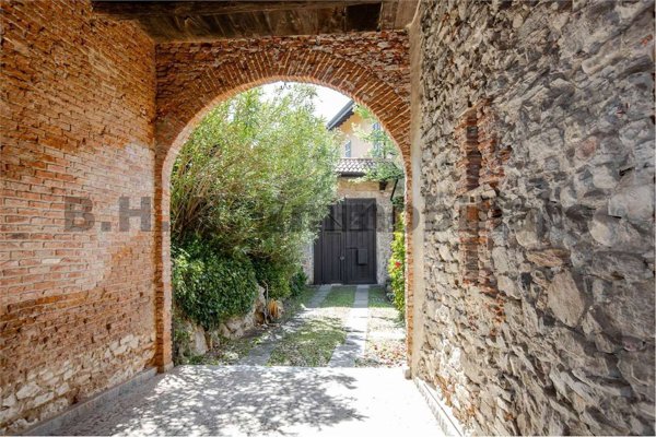 appartamento in vendita a Besozzo in zona Cardana