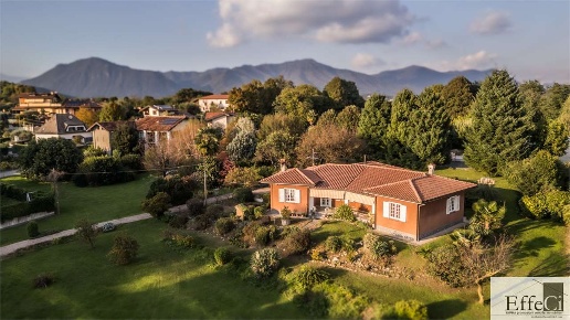 casa indipendente in vendita a Besozzo in zona Cardana