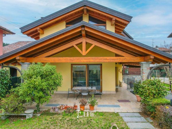 casa indipendente in vendita a Besozzo in zona Olginasio