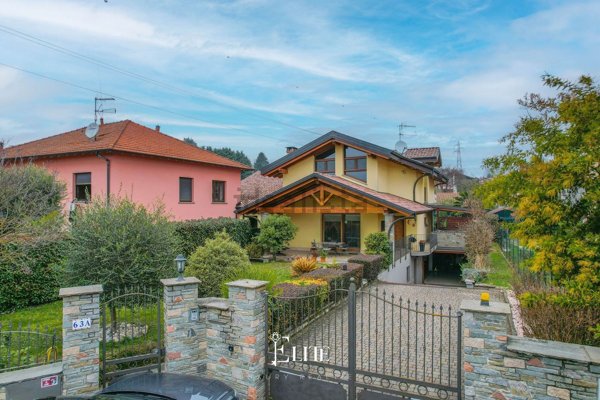 casa indipendente in vendita a Besozzo in zona Olginasio