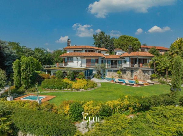 casa indipendente in vendita a Besozzo in zona Cardana