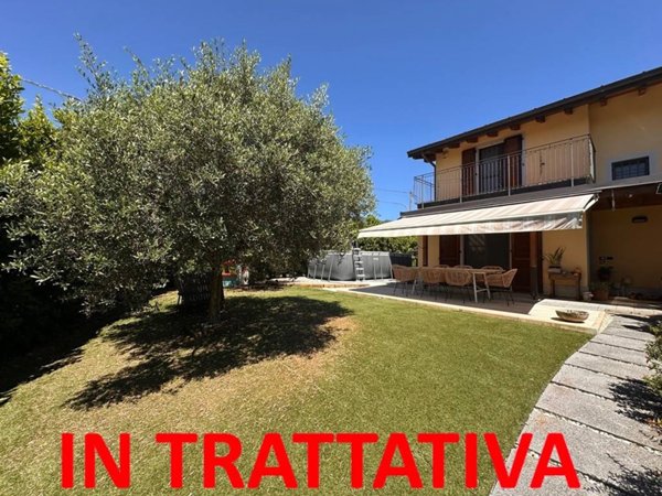 casa indipendente in vendita a Besozzo in zona Olginasio
