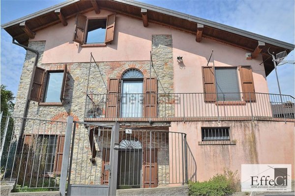 casa indipendente in vendita a Besozzo in zona Olginasio