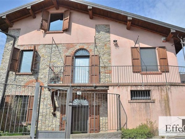 casa indipendente in vendita a Besozzo in zona Olginasio