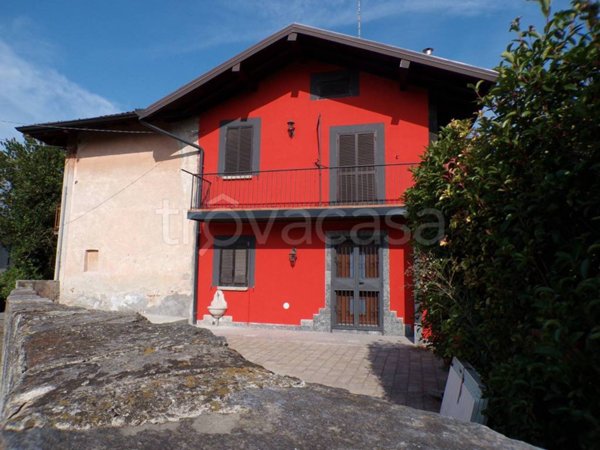 casa indipendente in vendita a Besozzo in zona Olginasio