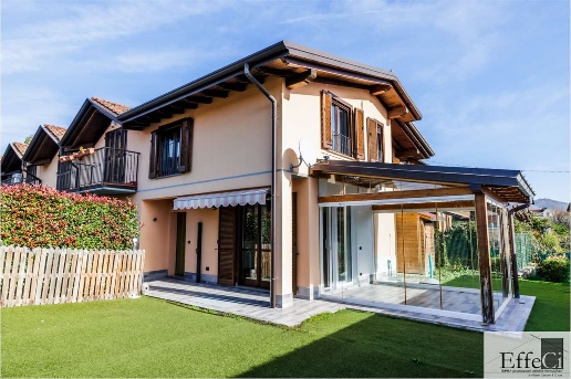 casa indipendente in vendita a Besozzo in zona Olginasio