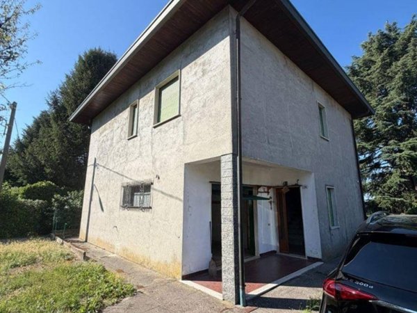 casa indipendente in vendita a Besozzo