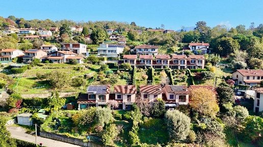 casa indipendente in vendita a Besozzo in zona Cardana