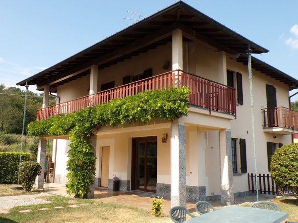 casa indipendente in vendita a Besozzo in zona Cardana