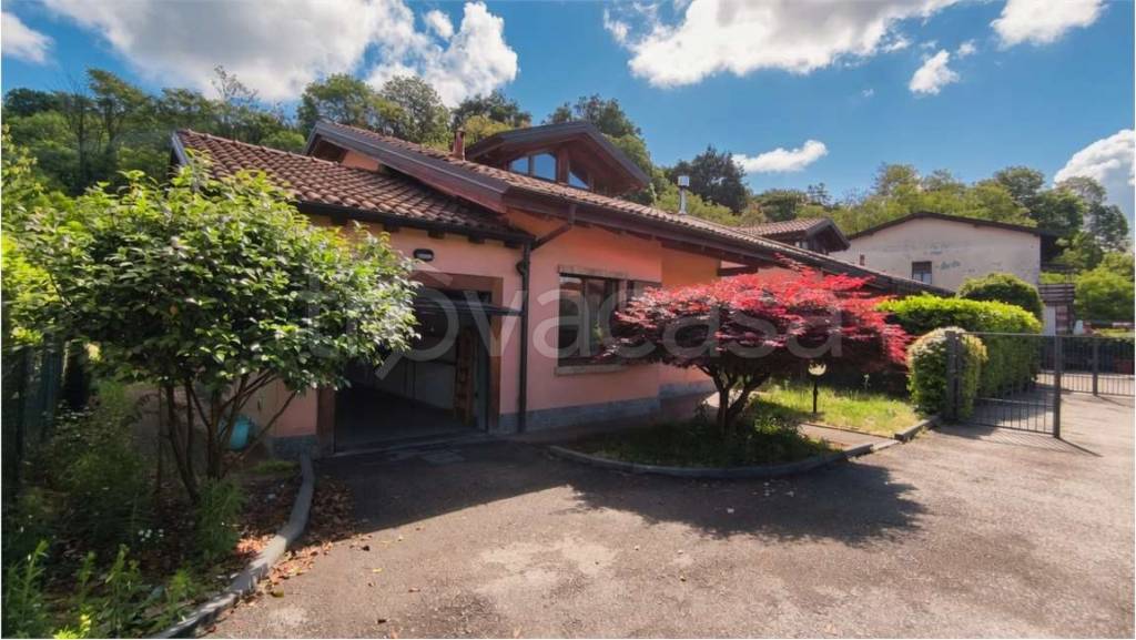 casa indipendente in vendita a Besozzo in zona Cardana