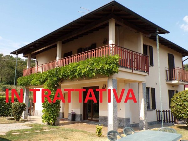 casa indipendente in vendita a Besozzo in zona Cardana