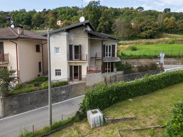 casa indipendente in vendita a Besozzo in zona Cardana