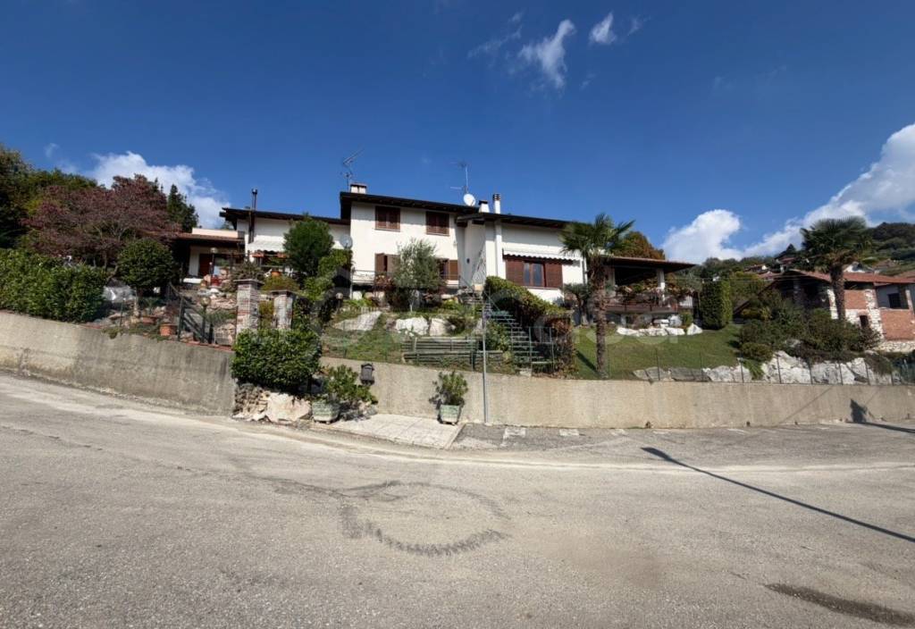 casa indipendente in vendita a Besozzo in zona Cardana