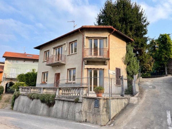 casa indipendente in vendita a Besozzo in zona Cardana