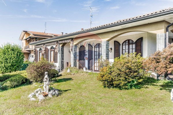 casa indipendente in vendita a Biandronno