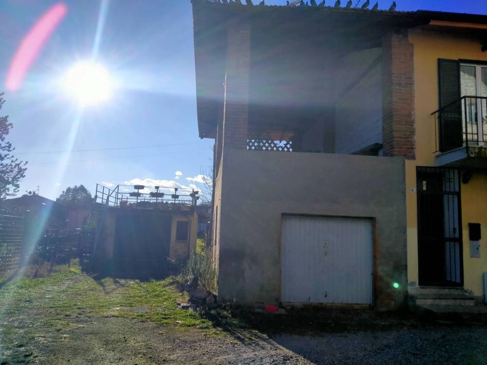 casa indipendente in vendita a Biandronno