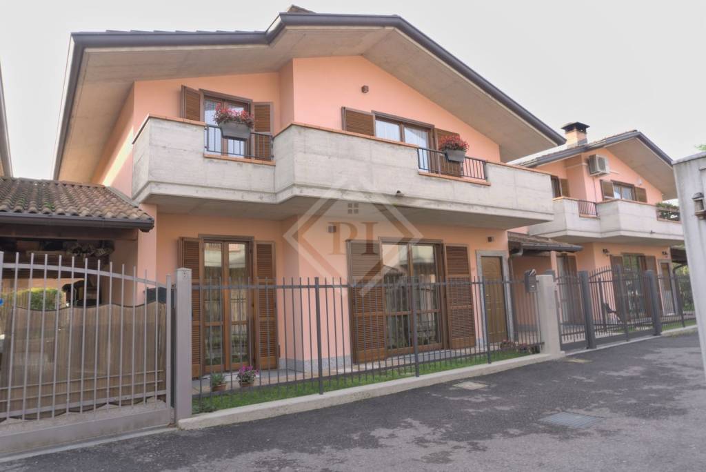 casa indipendente in vendita a Biandronno