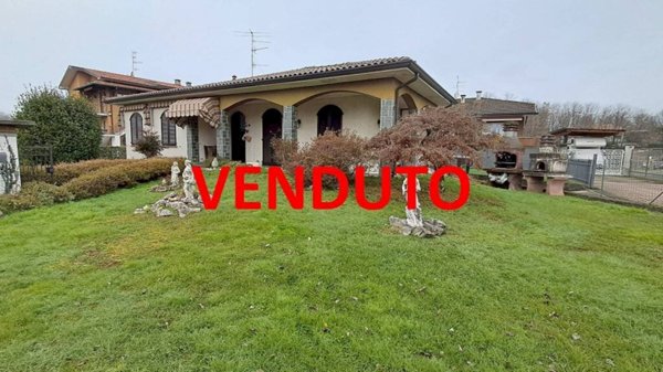 casa indipendente in vendita a Biandronno