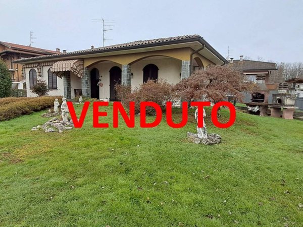 casa indipendente in vendita a Biandronno