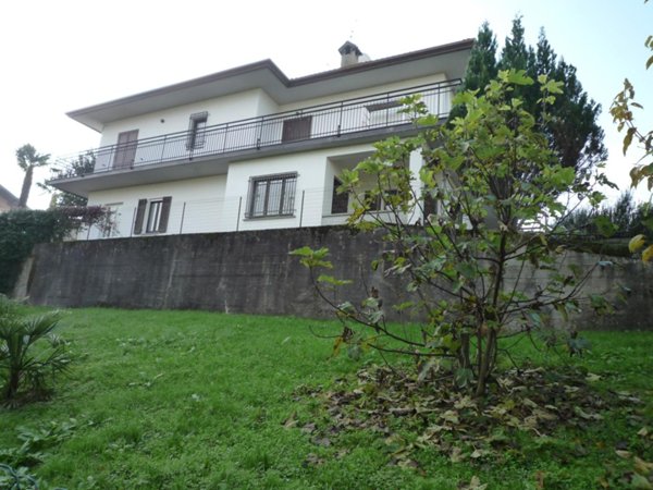 casa indipendente in vendita a Biandronno