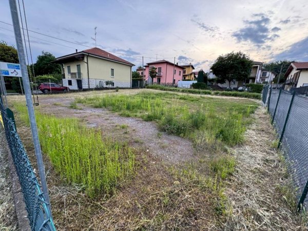 terreno edificabile in vendita a Biandronno