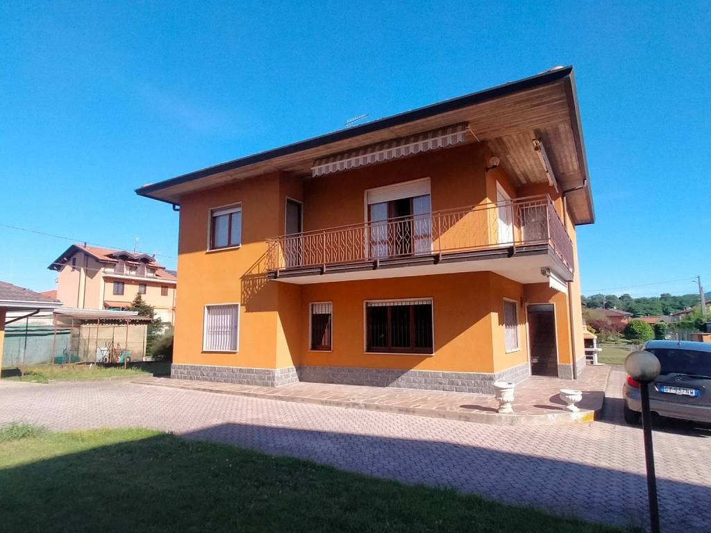 casa indipendente in vendita a Biandronno