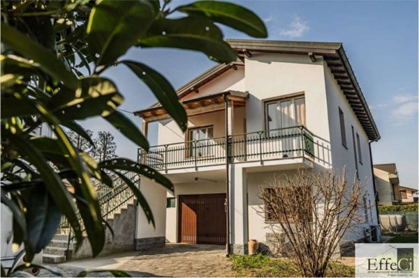 casa indipendente in vendita a Biandronno