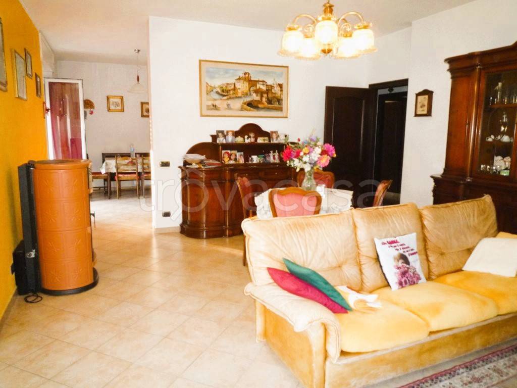 casa indipendente in vendita a Biandronno