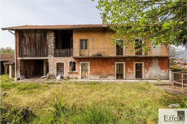 casale in vendita a Biandronno