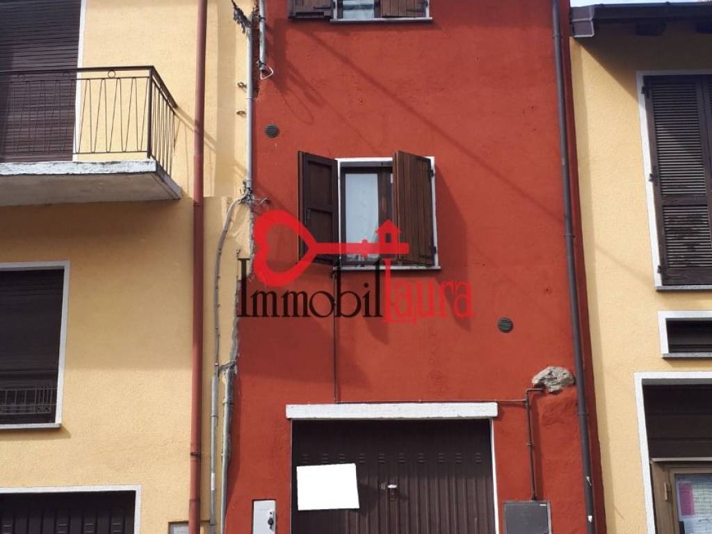 casa indipendente in vendita a Bisuschio in zona Pogliana