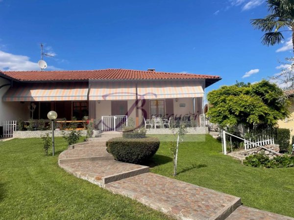 casa indipendente in vendita a Bisuschio