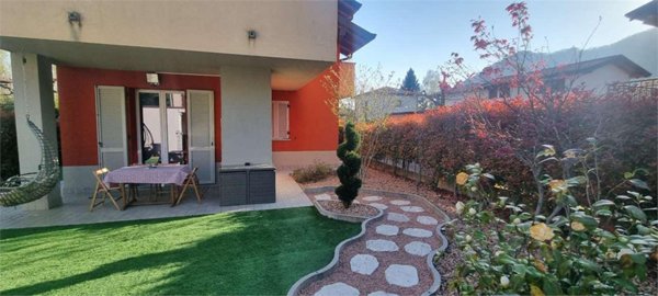 casa indipendente in vendita a Bisuschio