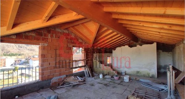 appartamento in vendita a Bisuschio in zona Piamo