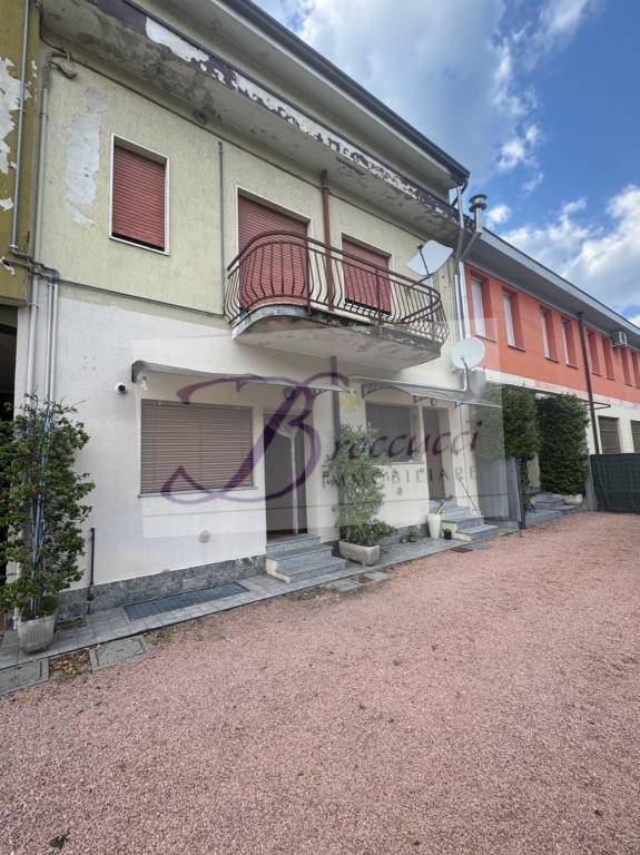 appartamento in vendita a Bisuschio in zona Piamo
