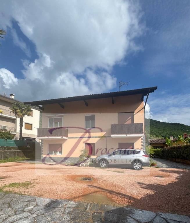 appartamento in vendita a Bisuschio in zona Rossaga