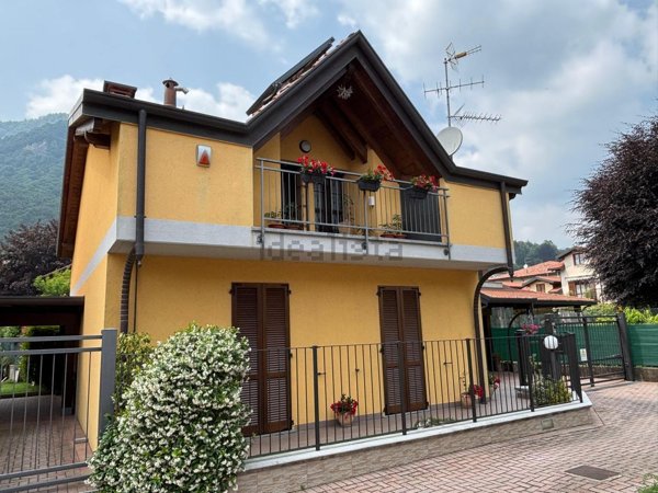 casa indipendente in vendita a Bisuschio