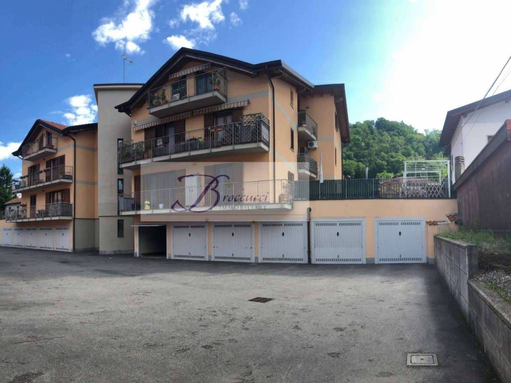 appartamento in vendita a Bisuschio in zona Piamo