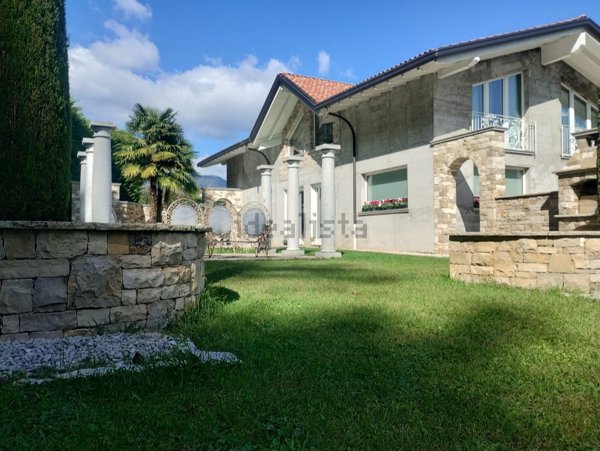 casa indipendente in vendita a Bisuschio