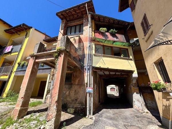 casa indipendente in vendita a Bisuschio